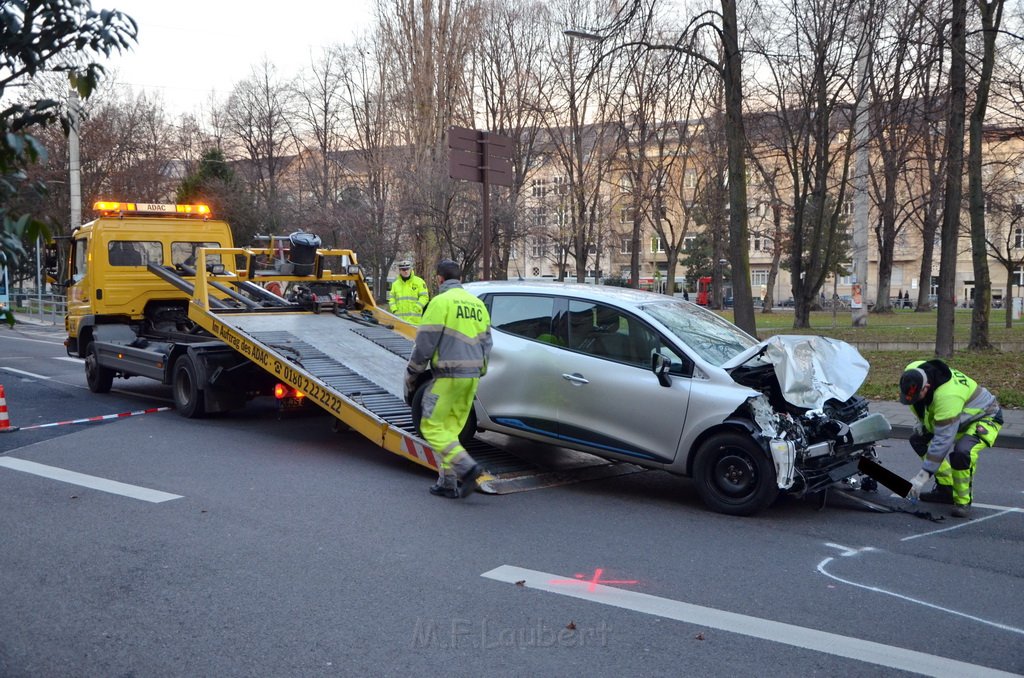 Schwerer VU LKW KVB Bus PKW Koeln Agrippinaufer Ubierring P180.JPG